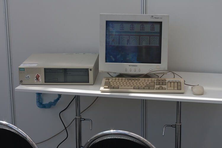 Setup com PC antigo, da época do monitor de tubo.