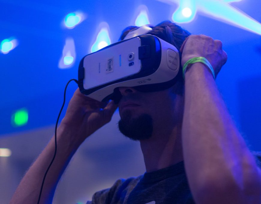 Jogador utilizando óculos VR.