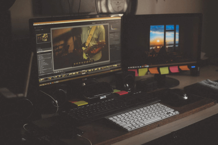 Computador com software de edição de vídeo.