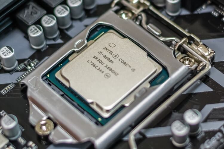 Detalhe de um chip Intel i5.