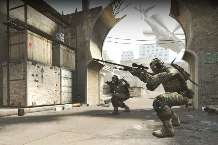 Screenshot do game CS: GO, com os personagens agachados.