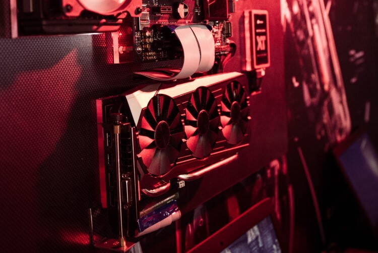 Detalhe da placa de vídeo em um setup de PC.