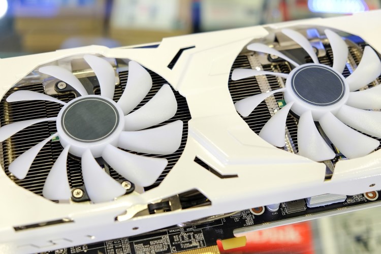Detalhe de uma GPU branca com duas fans.