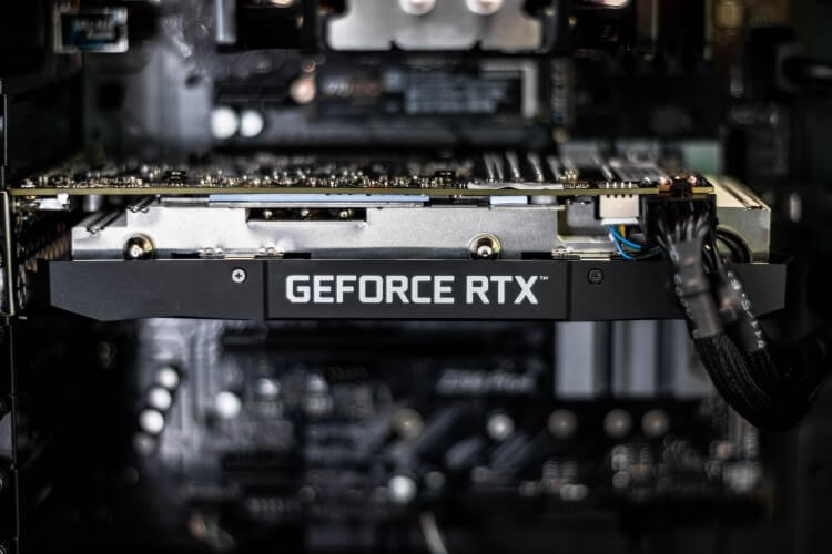 Detalhe de uma GPU GeForce RTX instalada em um PC.