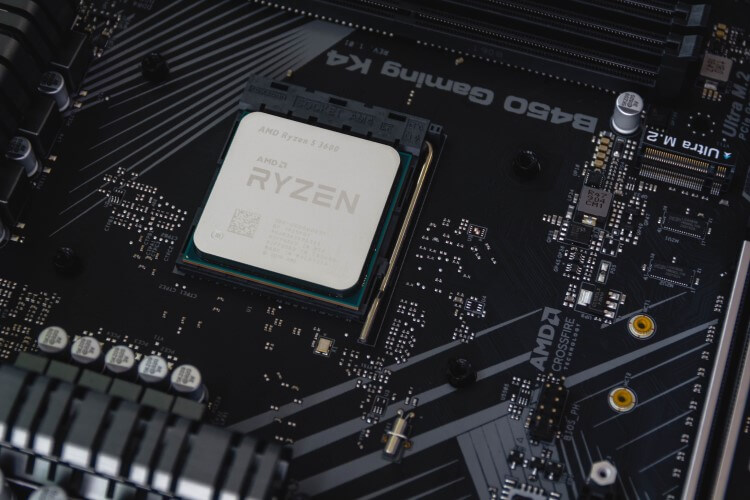 CPU AMD Ryzen instalada na placa-mãe.