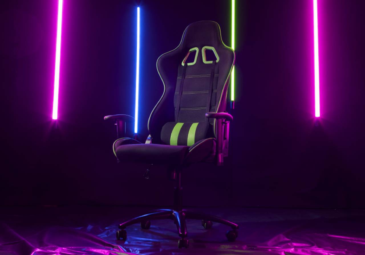 cadeira gamer em fundo preto com luzes neon multicoloridas