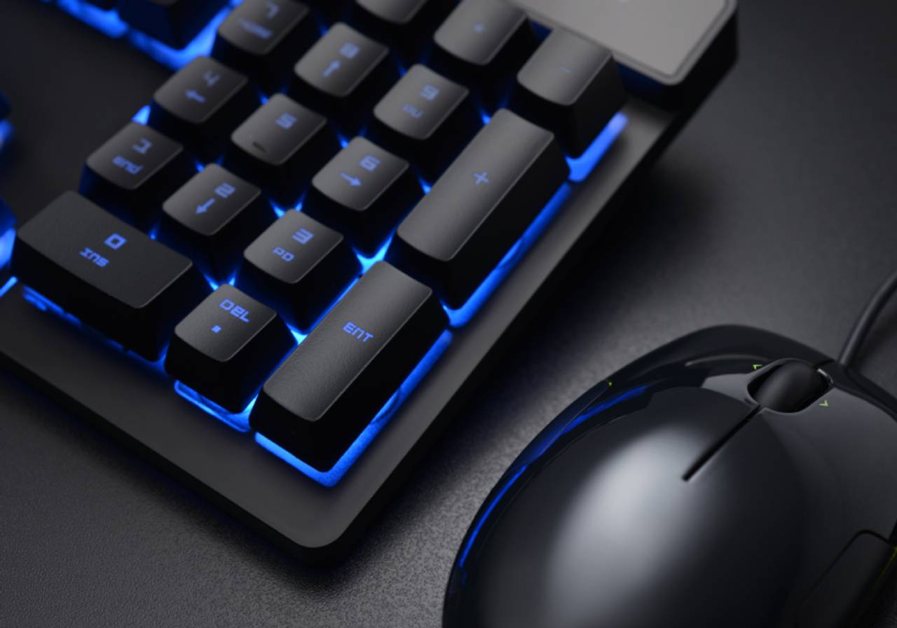 close-up de kit de teclado e mouse gamer em cima de mesa cinza