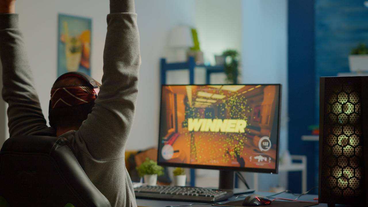 Homem jogando um jogo no seu computador