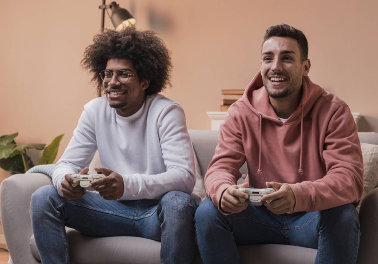 amigos em casa jogando jogos vídeo game no sofá 