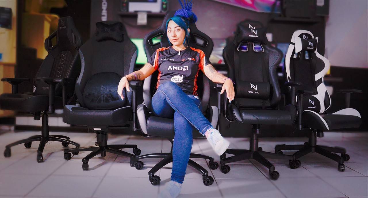 funcionária shopinfo sentada em uma cadeira gamer