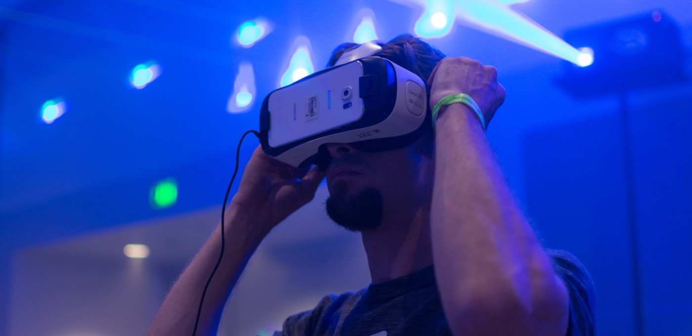 Jogador utilizando óculos VR.