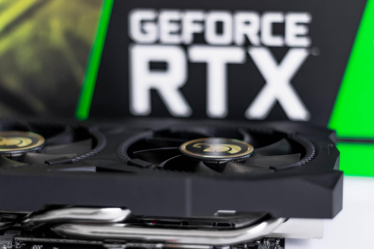 Detalhe de uma GPU GeForce RTX.
