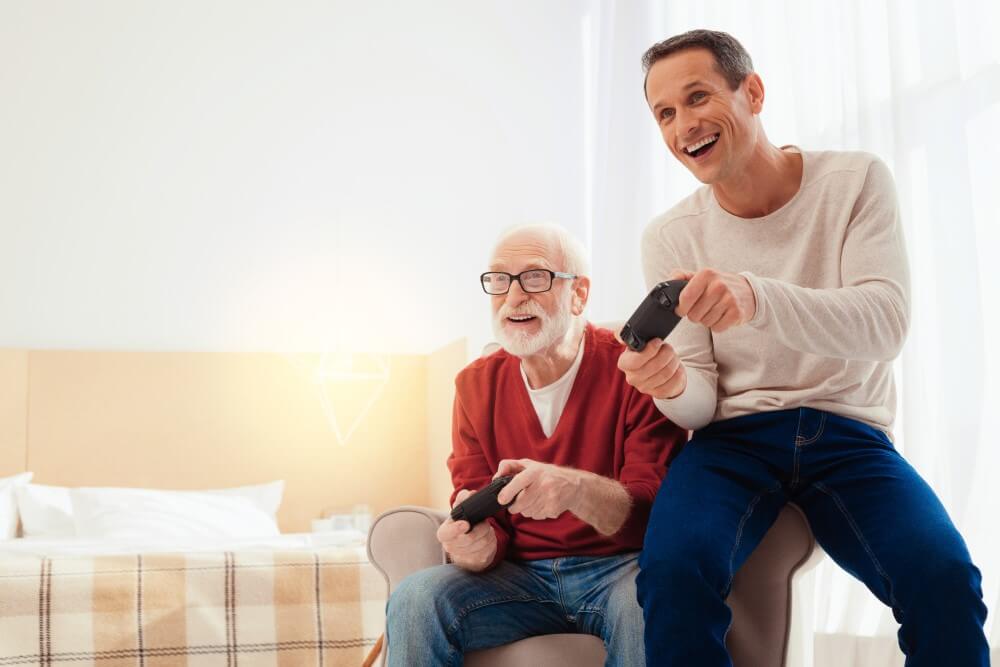 Pai e filho jogando videogame.