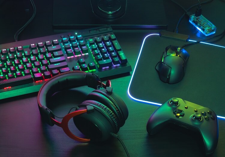Acessorios de computador: da esquerda para direita, teclado, headset, controle e mouse