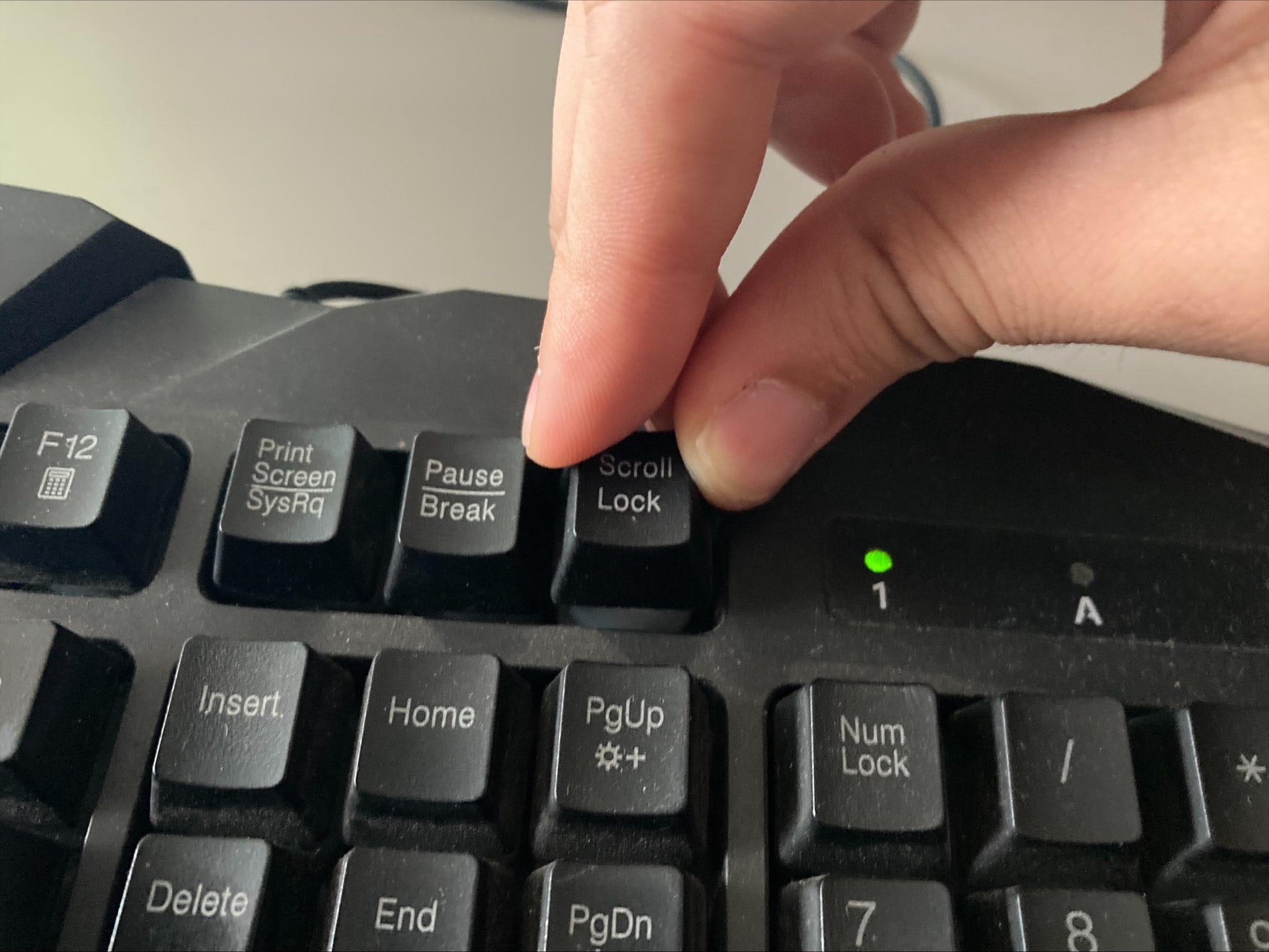Retirando as teclas do teclado para limpar