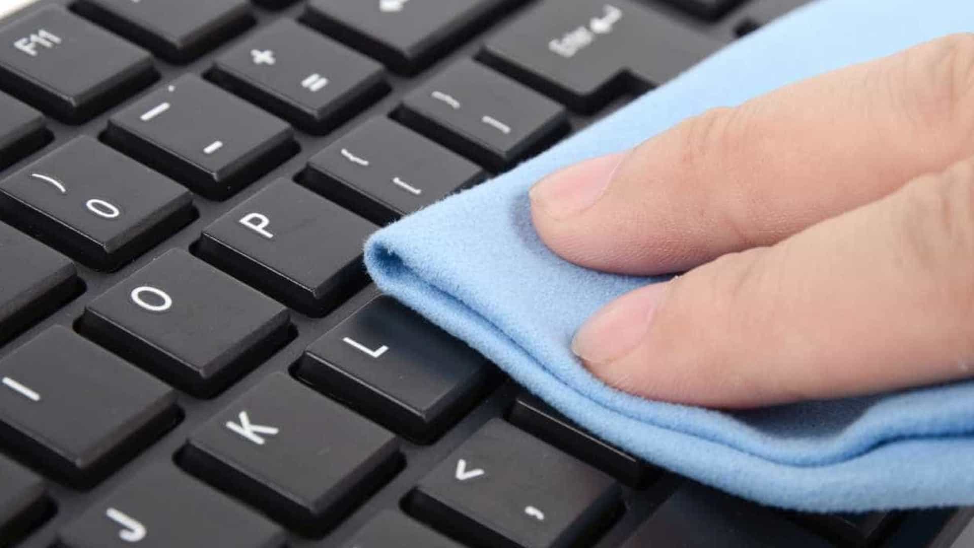 Limpando teclado com pano úmido