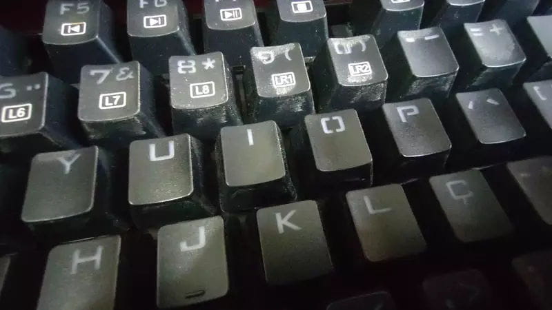 Limpando sujeita etre as teclas do teclado