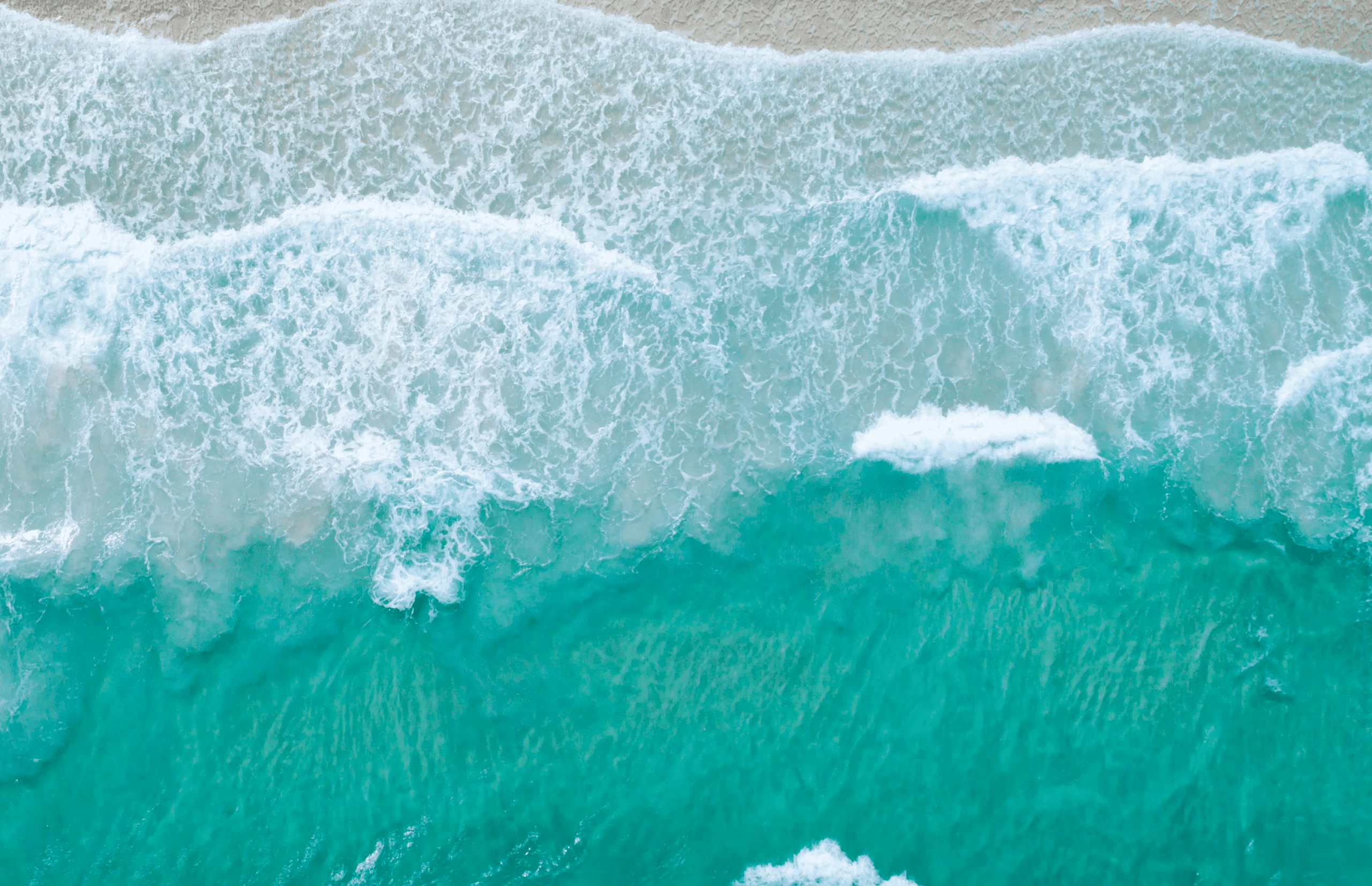 água do mar sobre a areia