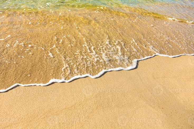 Areia sob a água do mar na praia