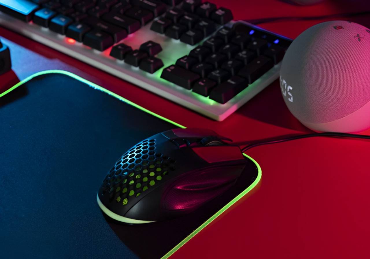 close-up de mouse game na mesa com luz de led