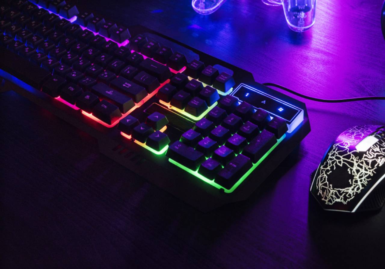 vista de cima de teclado e mouse para jogos de neon iluminado