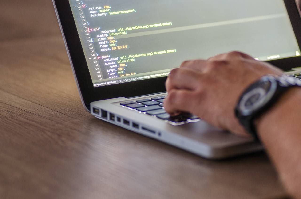 mão masculina mechendo em um notebook