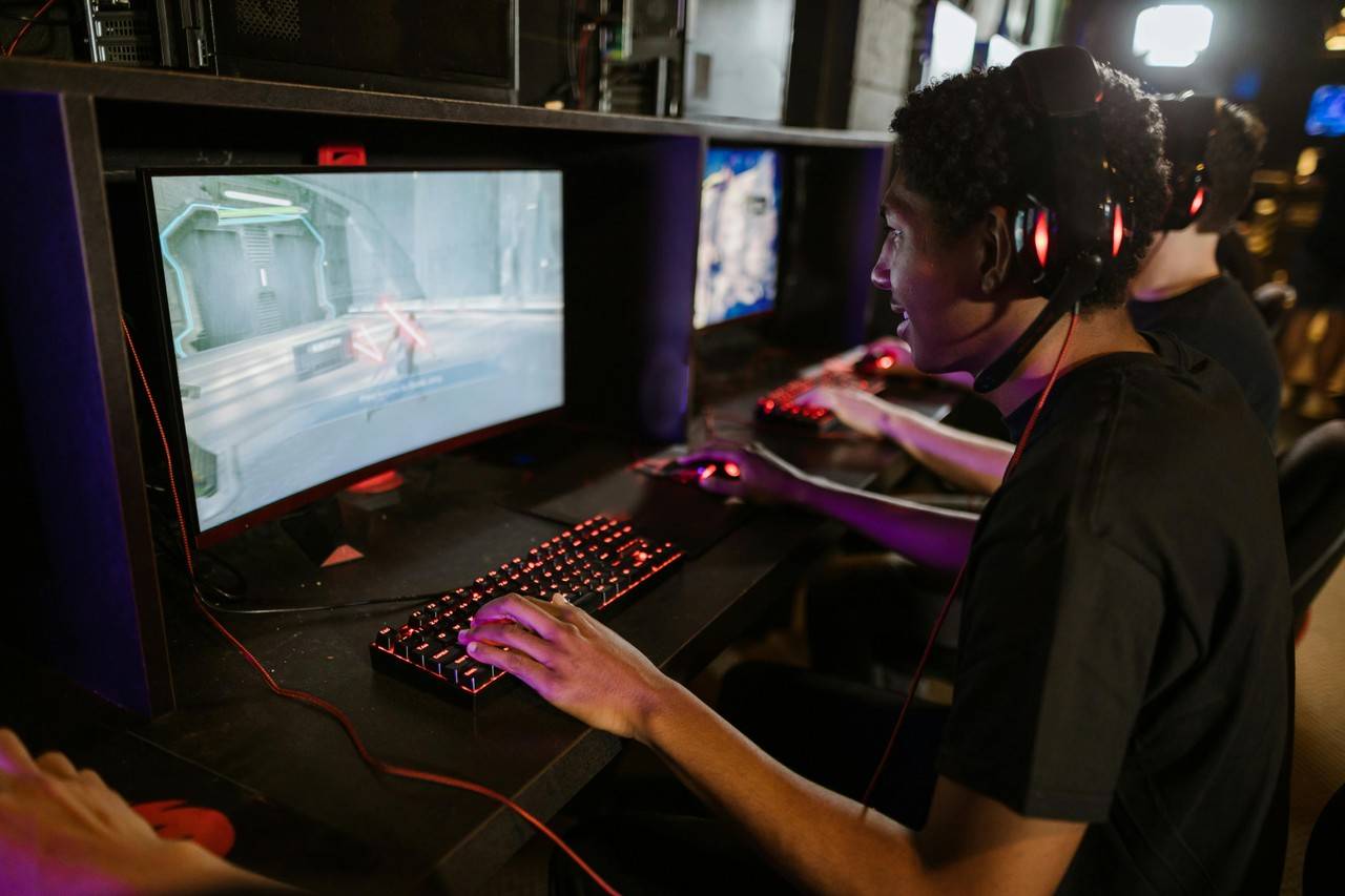 gamer jogando partida de vídeo game com um bom monitor