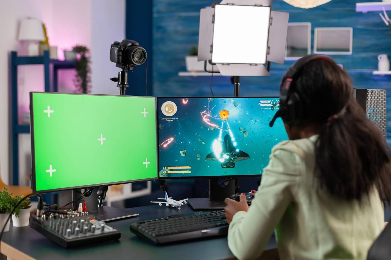 gamer profissional jogando com dois monitores
