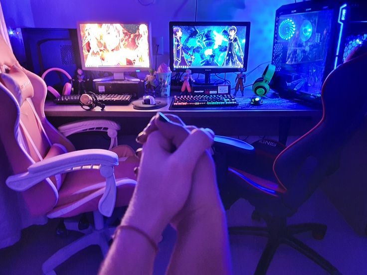 foto de mãos de um casal em frente à um setup gamer com jogos para jogar com a namorada