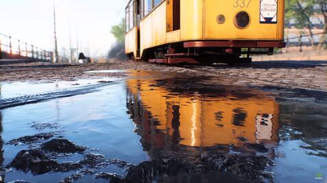 Bonito bonde amarelo refletido em poça d'água