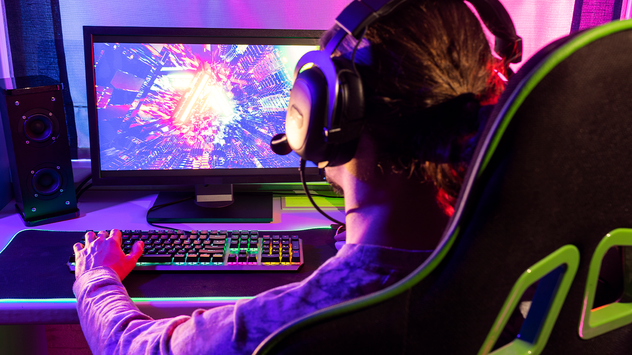 Jogador usando headset em frente ao computador