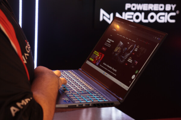 Pessoa usando o Notebook Neologic Journey em pé