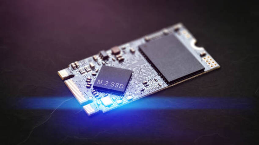 SSD M.2 em fundo escuro com iluminação azul
