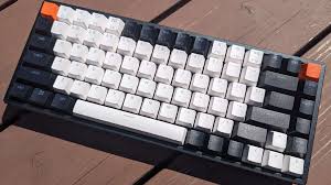 Teclado mecânico com teclas brancas e pretas
