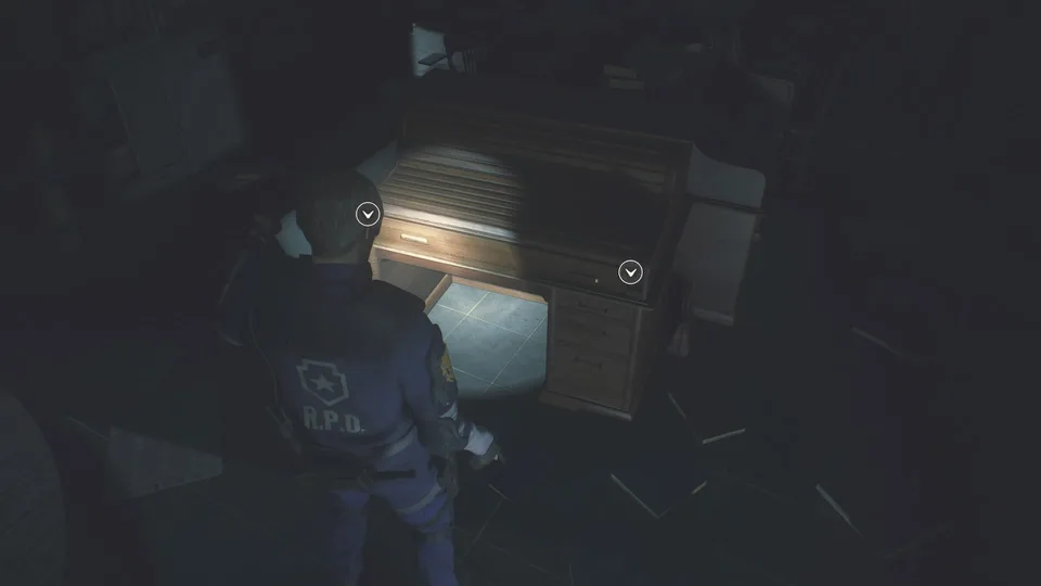 resident evil 2 20190206094209 hjvp.960 Agente examina uma mesa em um ambiente escuro