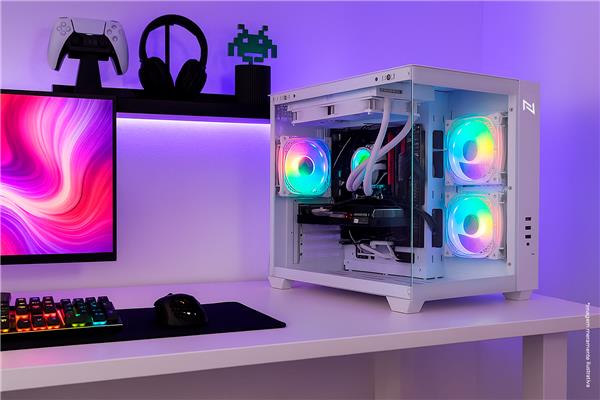 Computador gamer com iluminação RGB em mesa branca