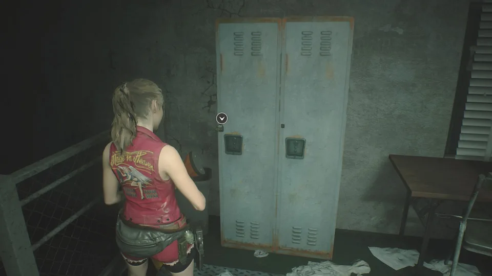 resident evil 2 20190206151916 au87 Personagem feminina diante de armário em ambiente sombrio.