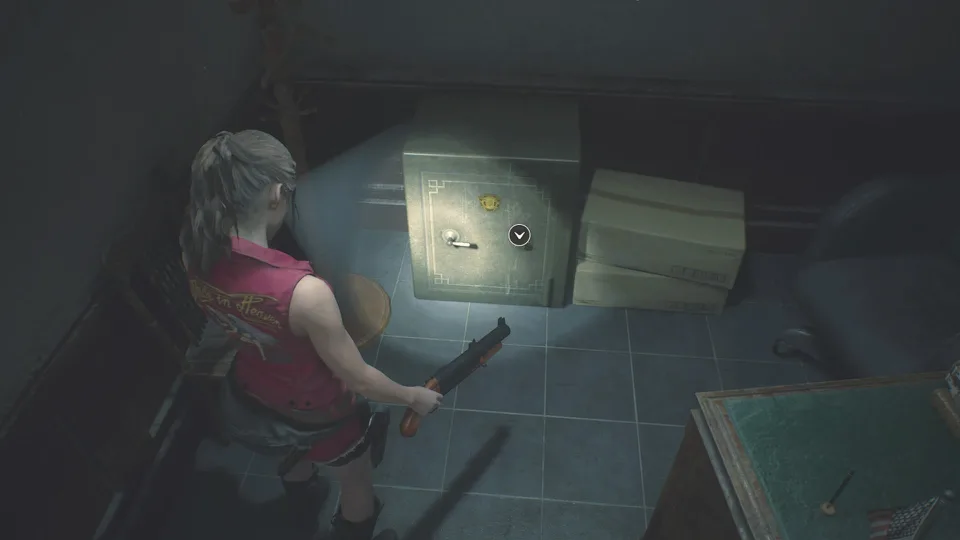 resident evil 2 20190206093412 edna.960 Personagem examinando um cofre em ambiente escuro