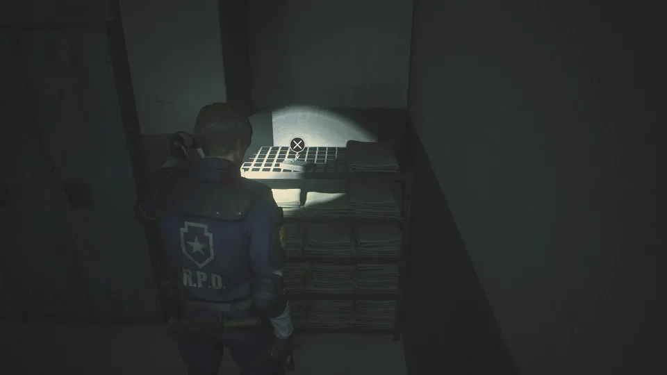 resident evil 2 20190206120108 f8bq Personagem inspecionando documentos em uma sala escura.