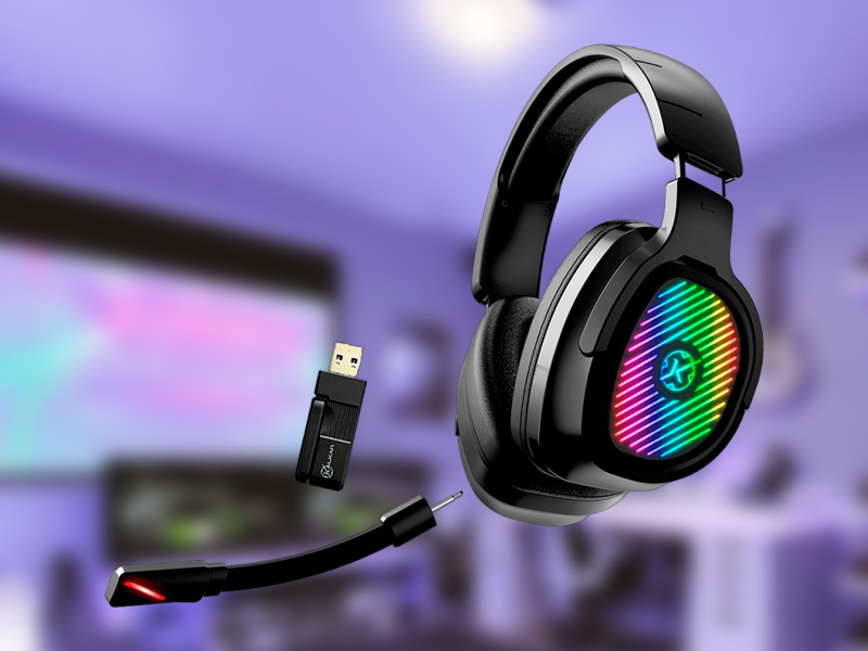 Headset gamer com iluminação RGB colorida, microfone ajustável e conexão USB para alta performance em jogos, ideal para gamers que buscam qualidade.