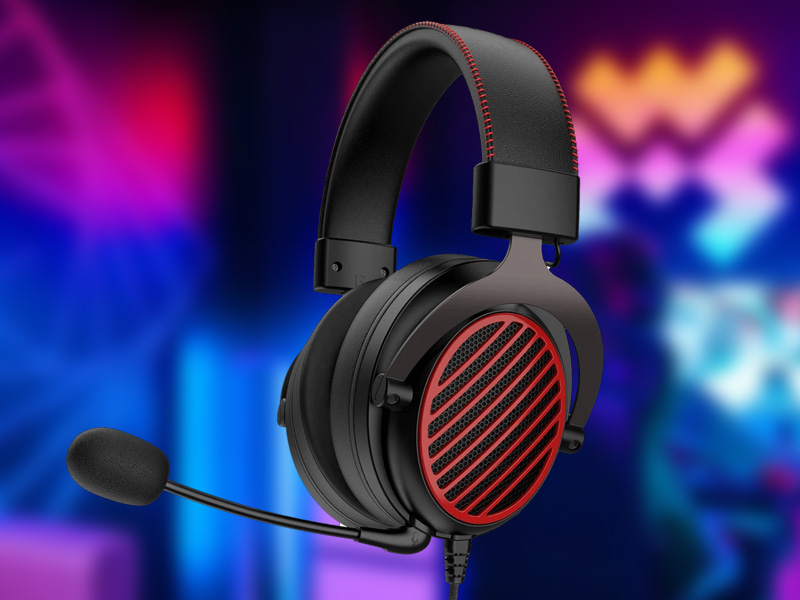 Fone de ouvido gamer preto e vermelho com microfone, ideal para jogos e streaming, em fundo com luzes coloridas vibrantes.